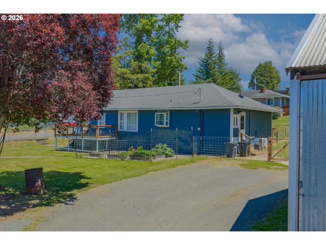 1228 SPRUCE St, Myrtle Point, OR 97458