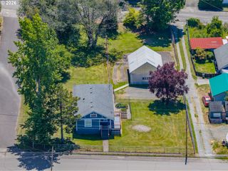 1228 SPRUCE St, Myrtle Point, OR 97458