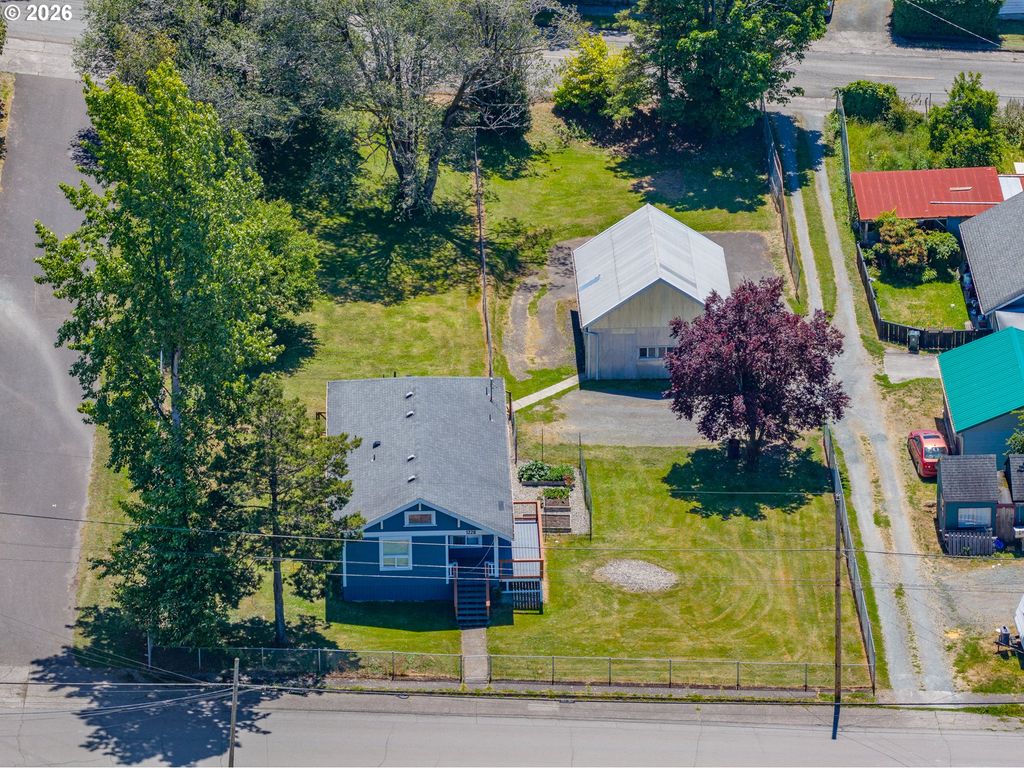 1228 SPRUCE St, Myrtle Point, OR 97458