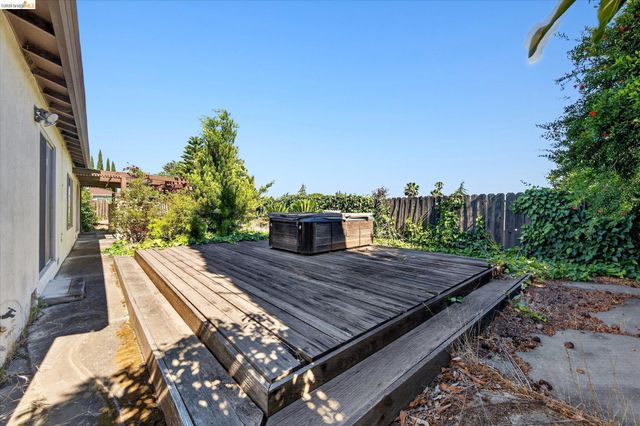 1857 Heatherwood Dr, Pittsburg, CA 94565