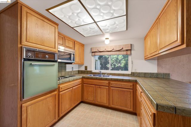 1857 Heatherwood Dr, Pittsburg, CA 94565