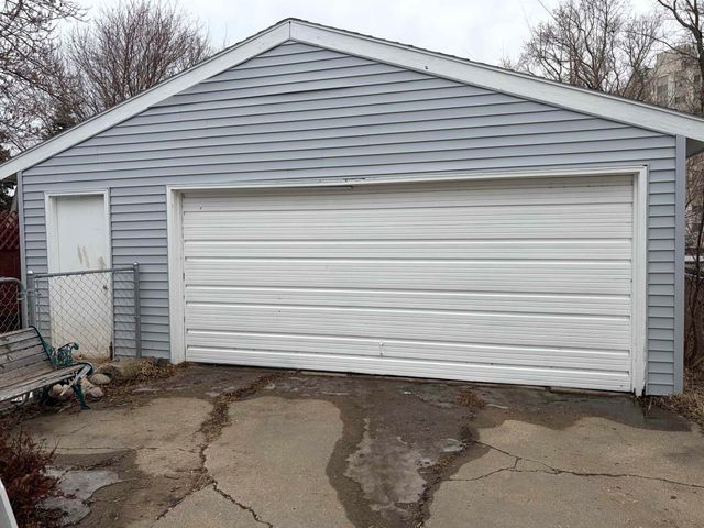 106 9th Ave SE, Minot, ND 58701