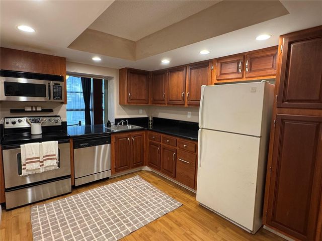 600 Parkview Dr 222, Hallandale Beach, FL 33009