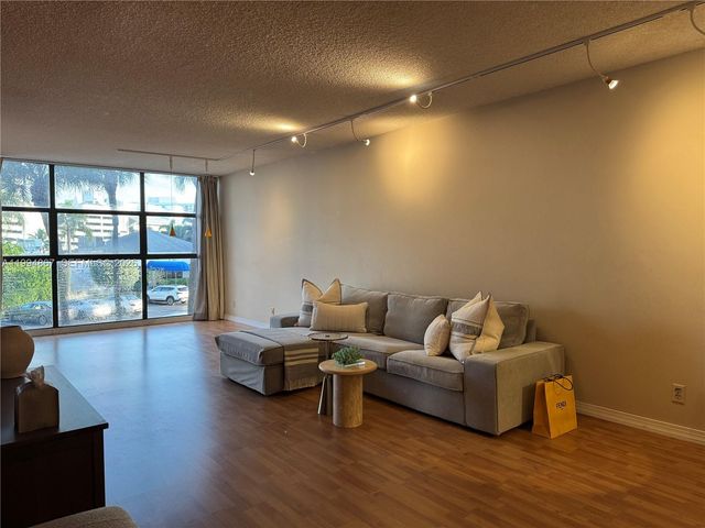 600 Parkview Dr 222, Hallandale Beach, FL 33009