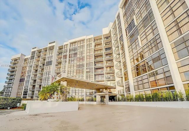 600 Parkview Dr 222, Hallandale Beach, FL 33009