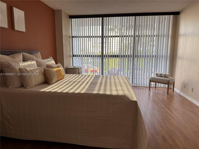 600 Parkview Dr 222, Hallandale Beach, FL 33009