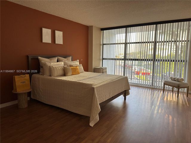 600 Parkview Dr 222, Hallandale Beach, FL 33009