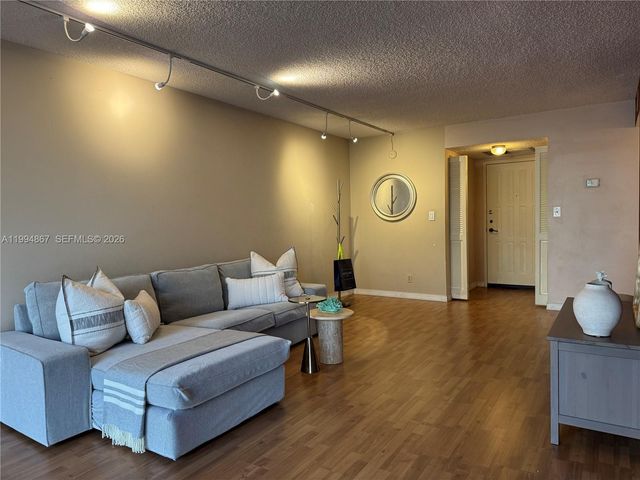 600 Parkview Dr 222, Hallandale Beach, FL 33009