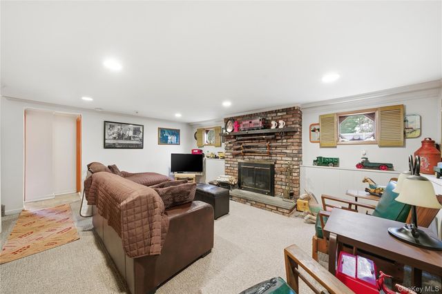 18 Gaylore Drive W, Amityville, NY 11701