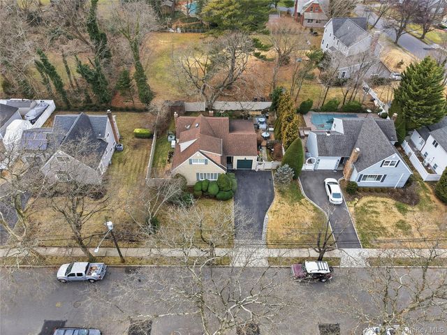 18 Gaylore Drive W, Amityville, NY 11701