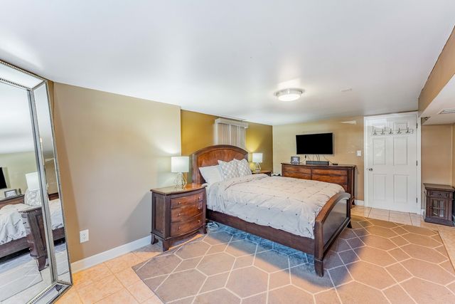 5615 W Henderson Street, Chicago, IL 60634