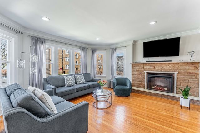 5615 W Henderson Street, Chicago, IL 60634