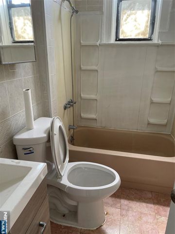 400 Woodcliff Avenue, North Bergen, NJ 07047