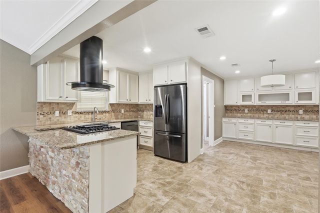 1914 Southwood Drive, Woodbranch, TX 77357