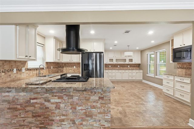 1914 Southwood Drive, Woodbranch, TX 77357