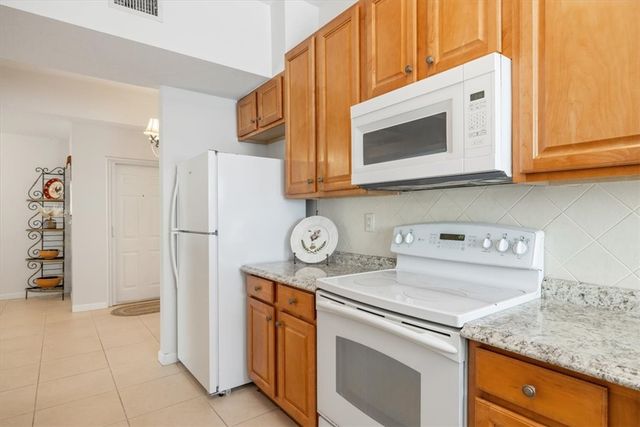 512 7th Square 101, Vero Beach, FL 32962