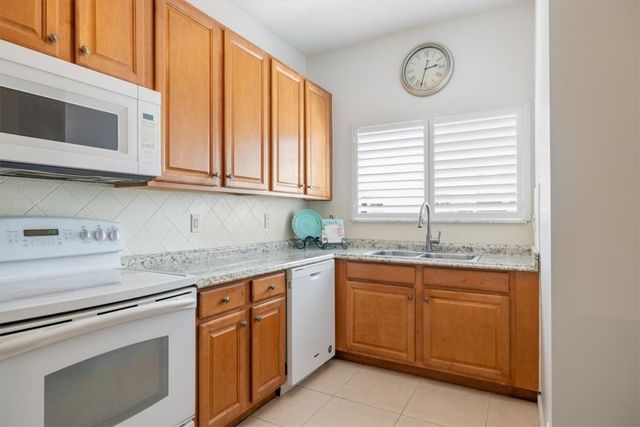 512 7th Square 101, Vero Beach, FL 32962