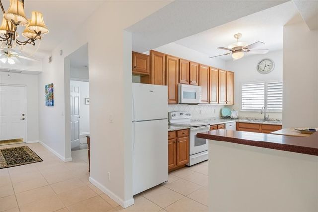512 7th Square 101, Vero Beach, FL 32962