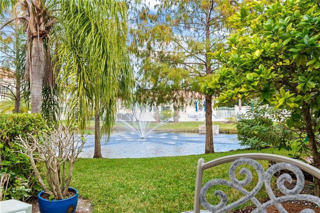 512 7th Square 101, Vero Beach, FL 32962