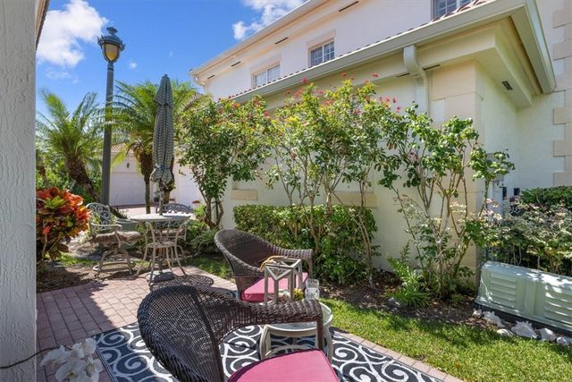 512 7th Square 101, Vero Beach, FL 32962