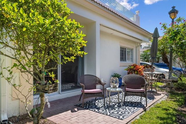512 7th Square 101, Vero Beach, FL 32962