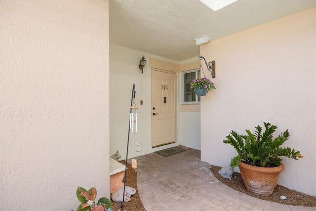 512 7th Square 101, Vero Beach, FL 32962