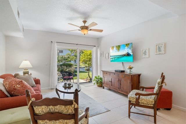 512 7th Square 101, Vero Beach, FL 32962