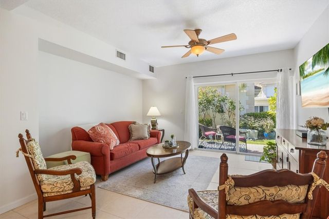512 7th Square 101, Vero Beach, FL 32962