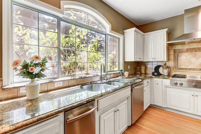 361 Canyon Falls Dr, Folsom, CA 95630