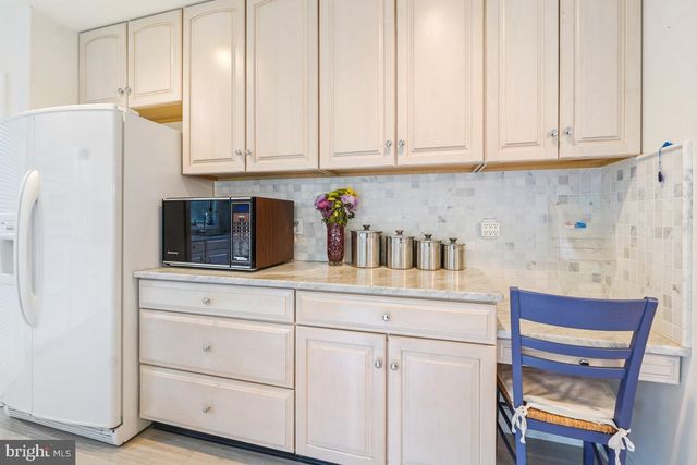 9454 SEVEN LOCKS RD, Bethesda, MD 20817