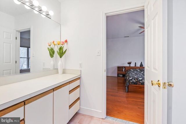 9454 SEVEN LOCKS RD, Bethesda, MD 20817