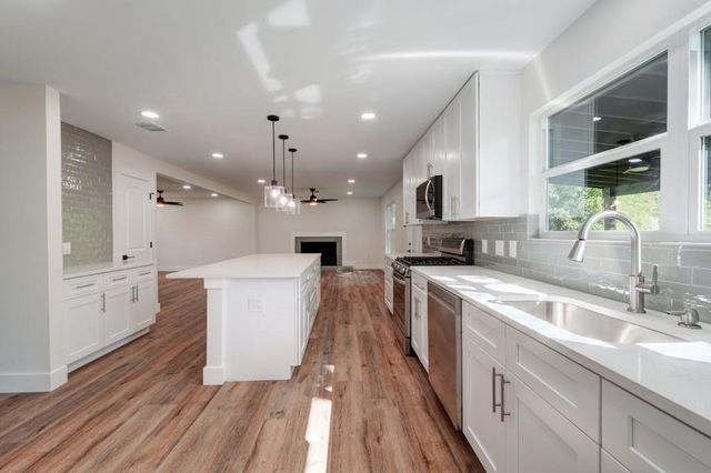 2704 Loyola LN, Austin, TX 78723