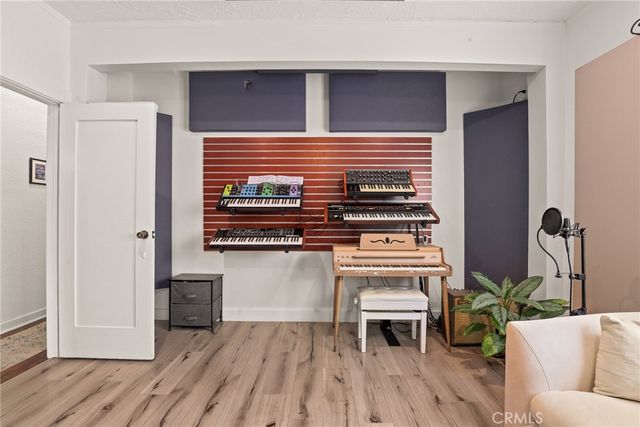 11232 Oxnard Street, North Hollywood, CA 91606