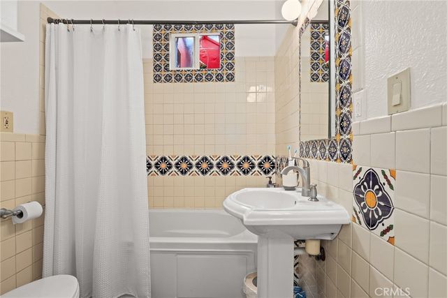 11232 Oxnard Street, North Hollywood, CA 91606