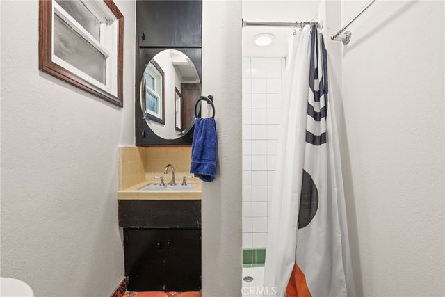 11232 Oxnard Street, North Hollywood, CA 91606