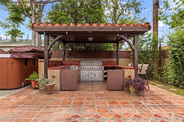 11232 Oxnard Street, North Hollywood, CA 91606