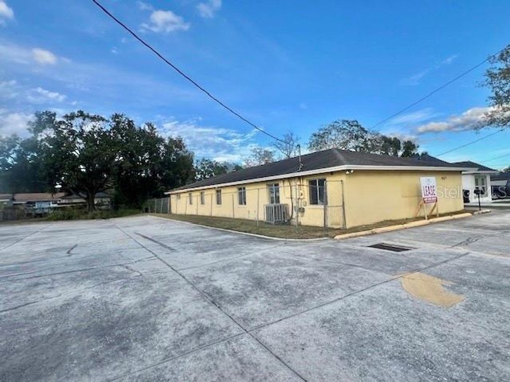 Image 4 of property listing at 4527 CARTER STREET, Orlando, FL 32811