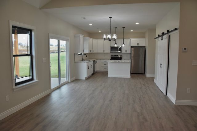 16618 KLINTON DR, Boonville, MO 65233