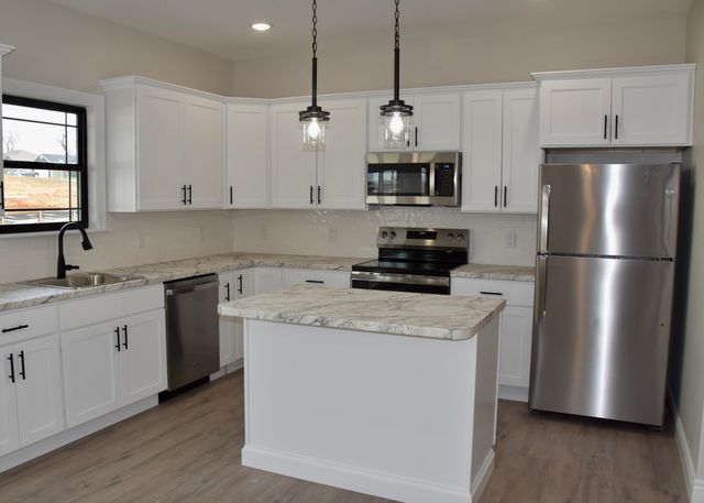 16618 KLINTON DR, Boonville, MO 65233