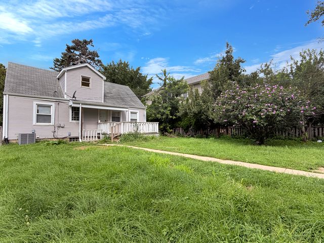 830 N Loomis Street, Naperville, IL 60563