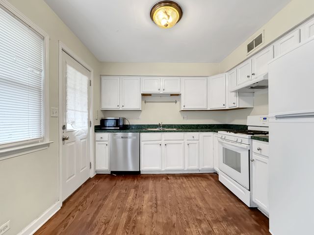 830 N Loomis Street, Naperville, IL 60563