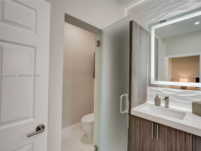 963 S Harbor Vw S, Hollywood, FL 33019