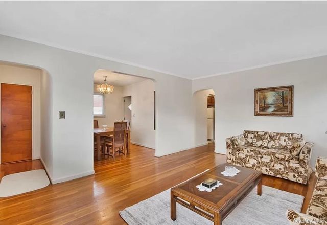 25511 87th Avenue, Floral Park, NY 11001