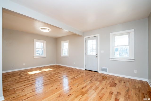 821 E WILSON Avenue, Peoria Heights, IL 61616