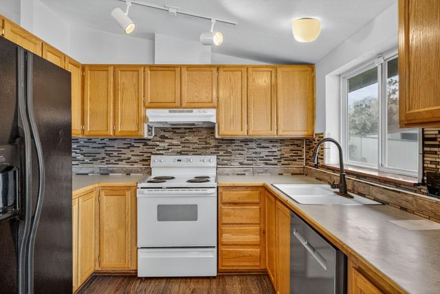 609 SE Evergreen Avenue, Redmond, OR 97756