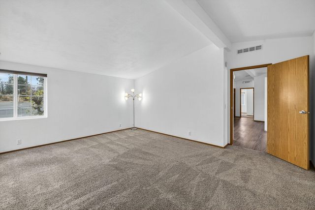 609 SE Evergreen Avenue, Redmond, OR 97756