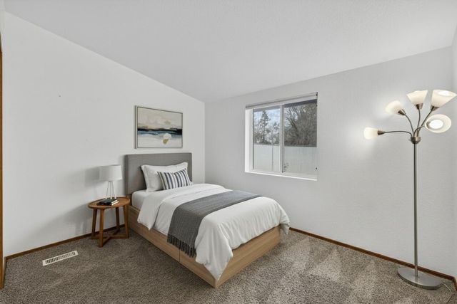 609 SE Evergreen Avenue, Redmond, OR 97756