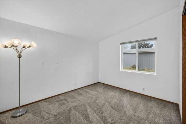 609 SE Evergreen Avenue, Redmond, OR 97756