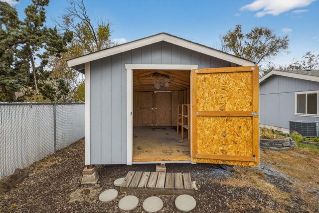 609 SE Evergreen Avenue, Redmond, OR 97756