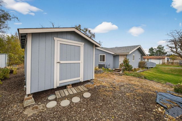 609 SE Evergreen Avenue, Redmond, OR 97756